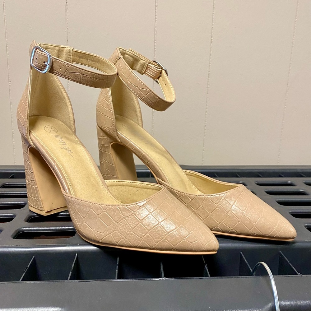 Nasty Gal Sz 7 Beige Ankle Strap Pumps Shoes 👠 EUC